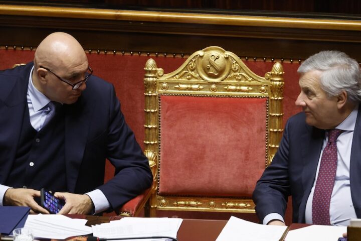 Il pasticcio di Tajani in Parlamento: il fondo Safe per l'acquisto di armi, ma la decisione non è presa