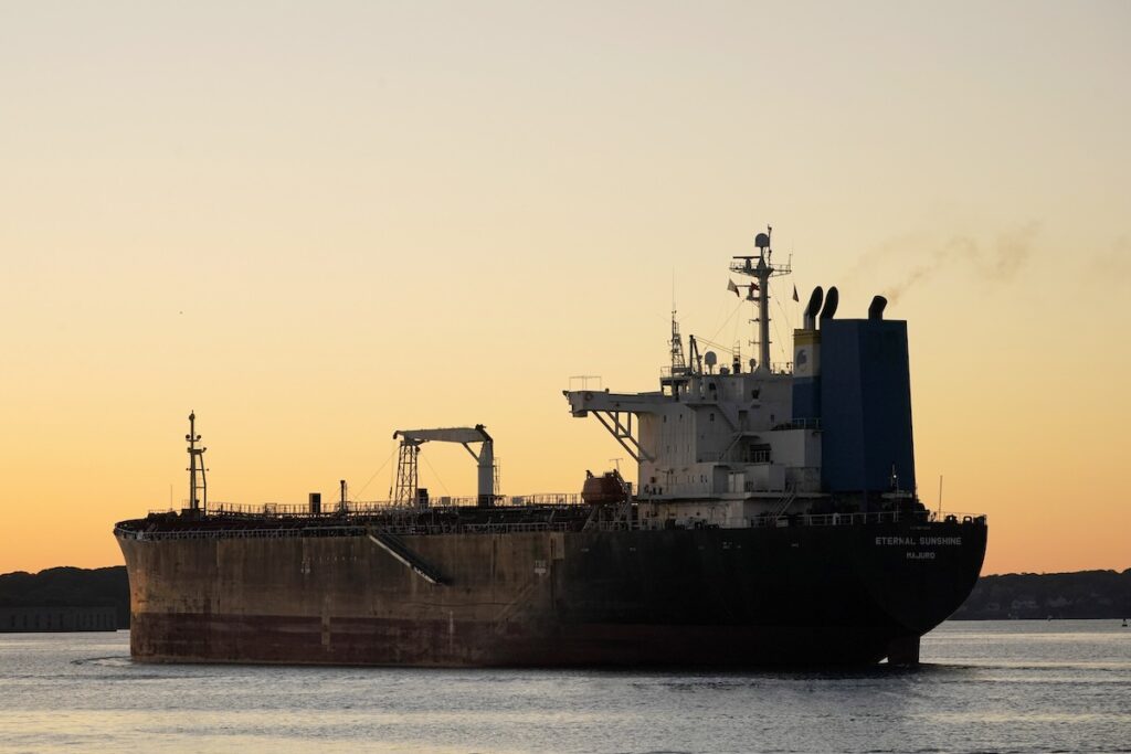 Il prezzo del petrolio Brent supera i 100 dollari al barile per la prima volta da maggio