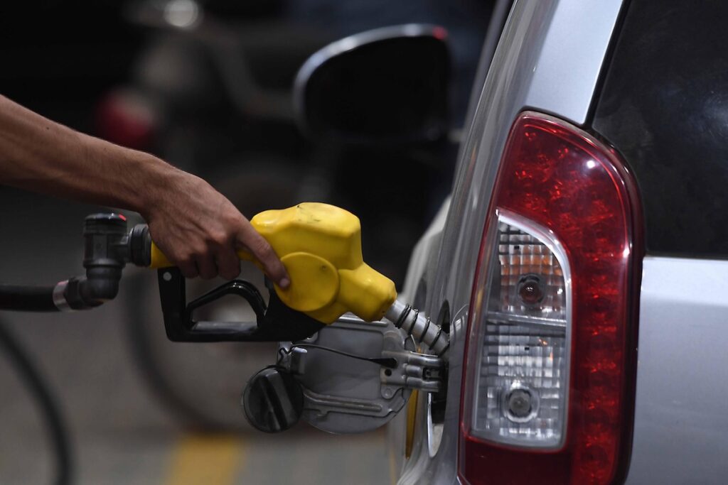Il prezzo del petrolio sale a causa degli attacchi tra Iran e Stati Uniti