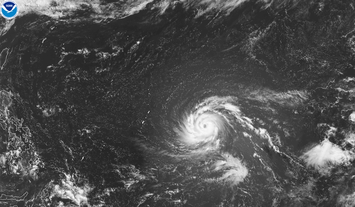Il tifone Bavi si avvicina a Guam, attese raffiche oltre i 250 km/h