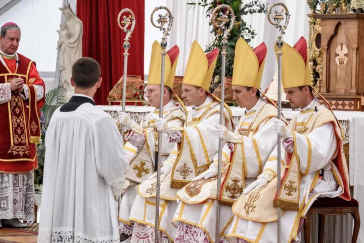 Il Vaticano scomunica quattro vescovi lefebvriani dopo la consacrazione scismatica a Écone