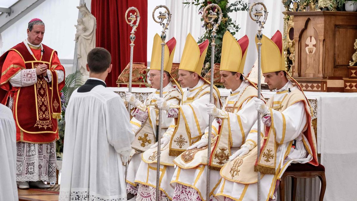 Il Vaticano scomunica quattro vescovi lefebvriani dopo la consacrazione scismatica a Écone