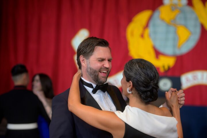 Il vicepresidente degli Stati Uniti JD Vance accoglie il quarto figlio Alec Neel Vance