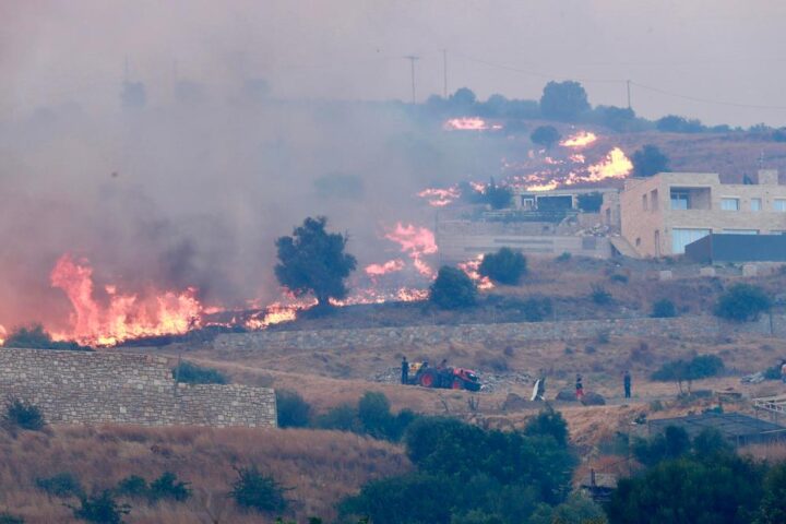 Incendi a Creta: ottomila evacuati mentre il vento ostacola i canadair
