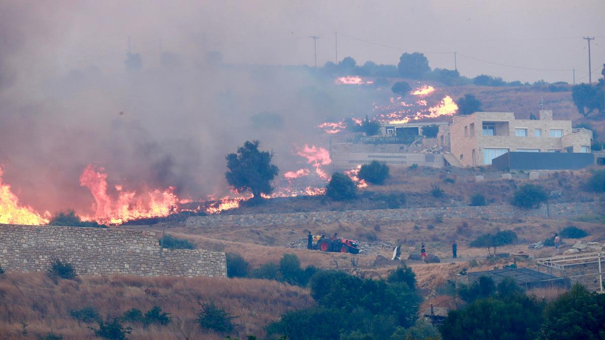 Incendi a Creta: ottomila evacuati mentre il vento ostacola i canadair
