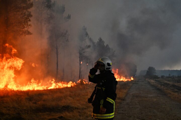 Incendi devastanti in Francia e Spagna causano evacuazioni di massa e gravi danni