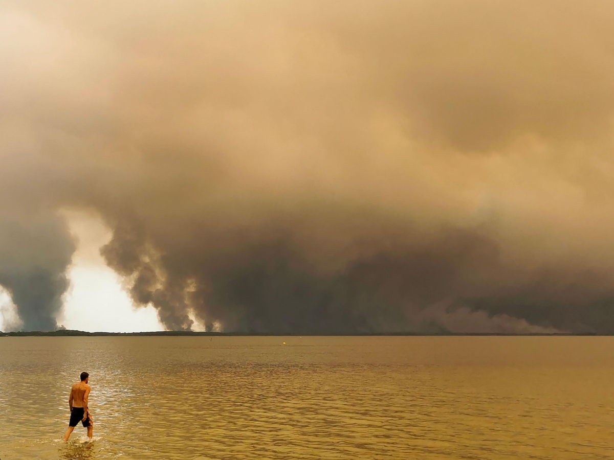 Incendi in Francia e Spagna: oltre 140 mila evacuati in Gironda, fiamme incontrollabili a Bordeaux