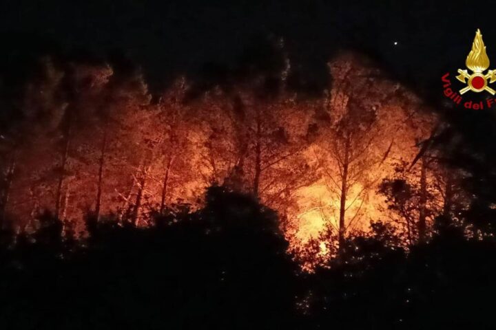 Incendi in Italia: i vigili del fuoco mobilitati da Piemonte a Sicilia