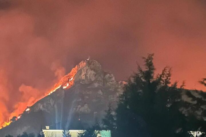 Incendi in Sicilia: situazione critica a Palermo, squadra antincendio in azione