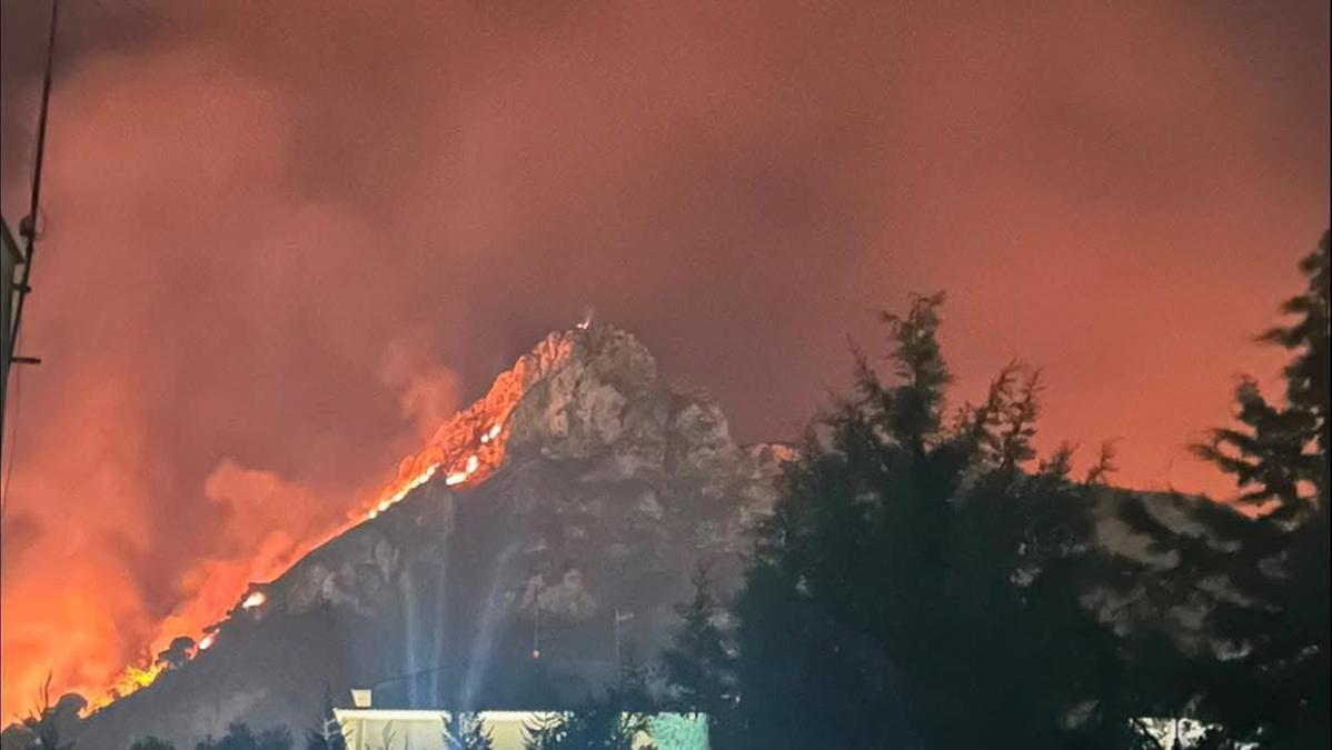 Incendi in Sicilia: situazione critica a Palermo, squadra antincendio in azione