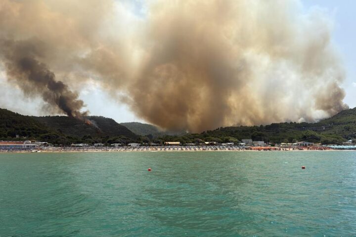 Incendio a Peschici, il sindaco accusa: "Roghi dolosi" e chiede un canadair fisso a Foggia