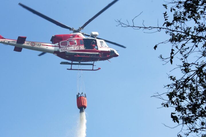 Incendio alle porte di Olbia, chiuso l'aeroporto Costa Smeralda