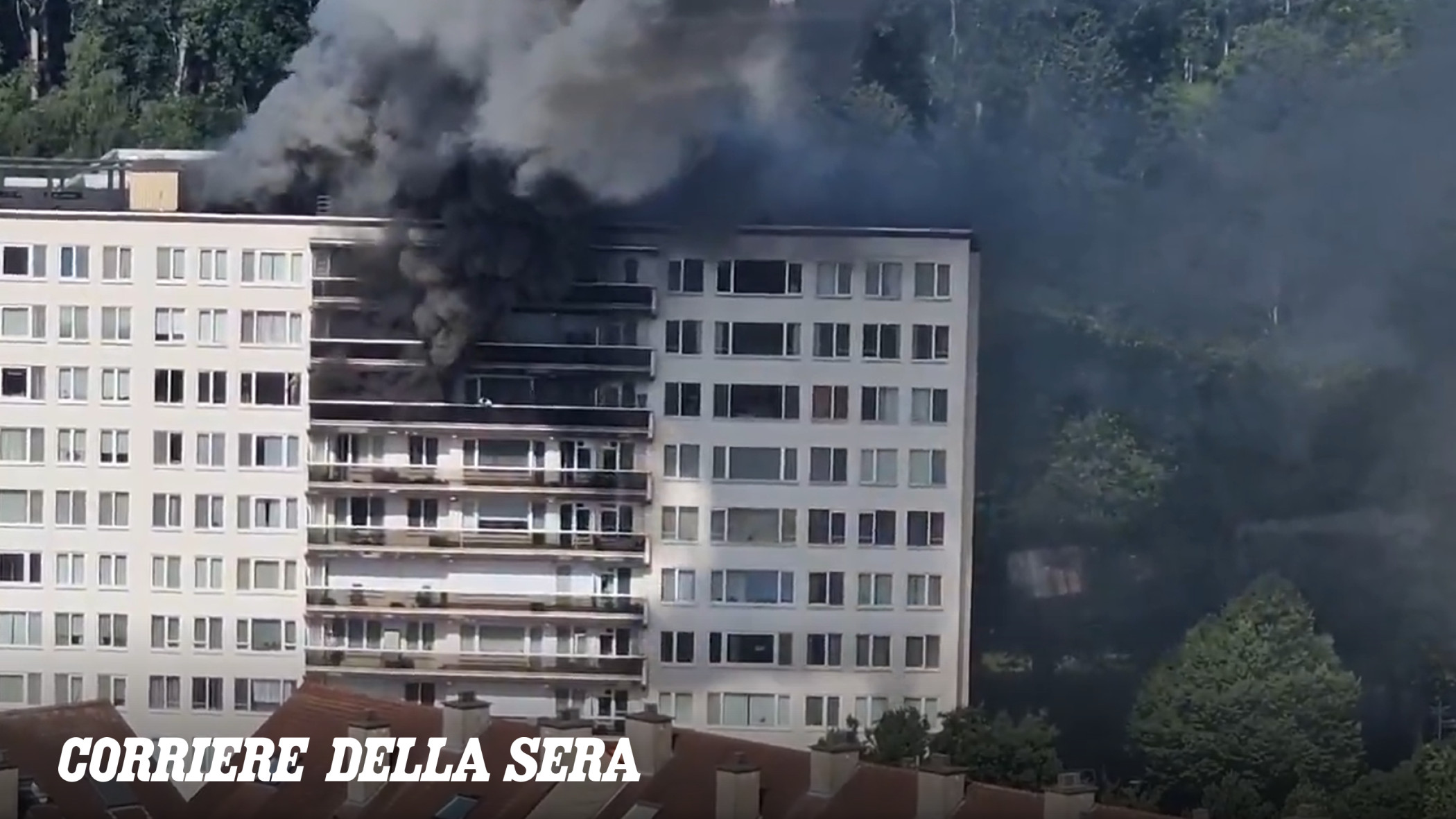 Incendio devastante in un condominio di Anversa: sei vittime accertate e ricerche in corso