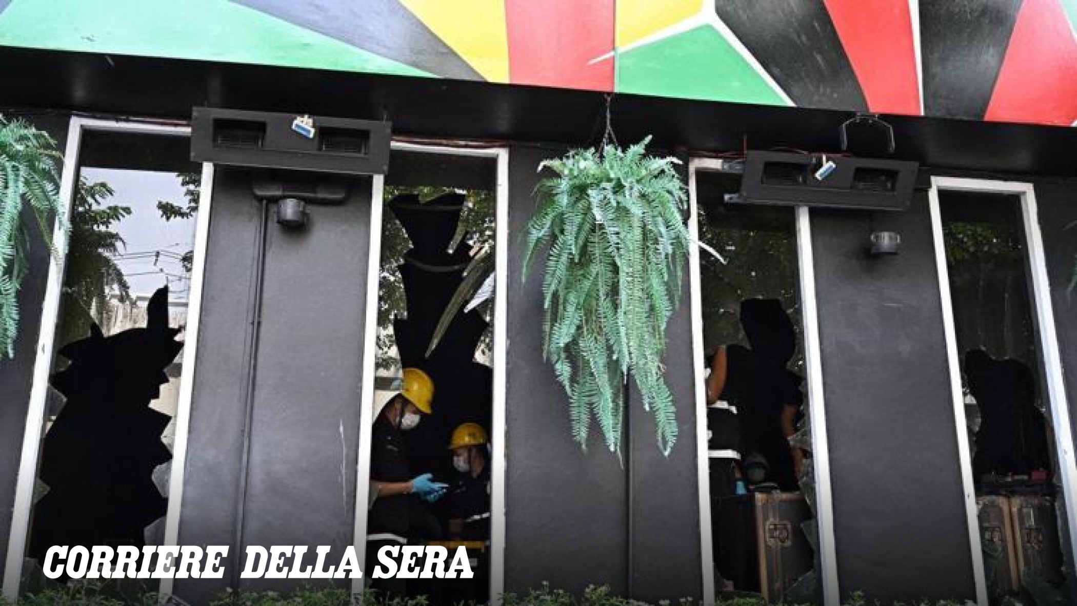 Incendio devastante in un pub a Bangkok: almeno 27 morti e oltre 60 feriti