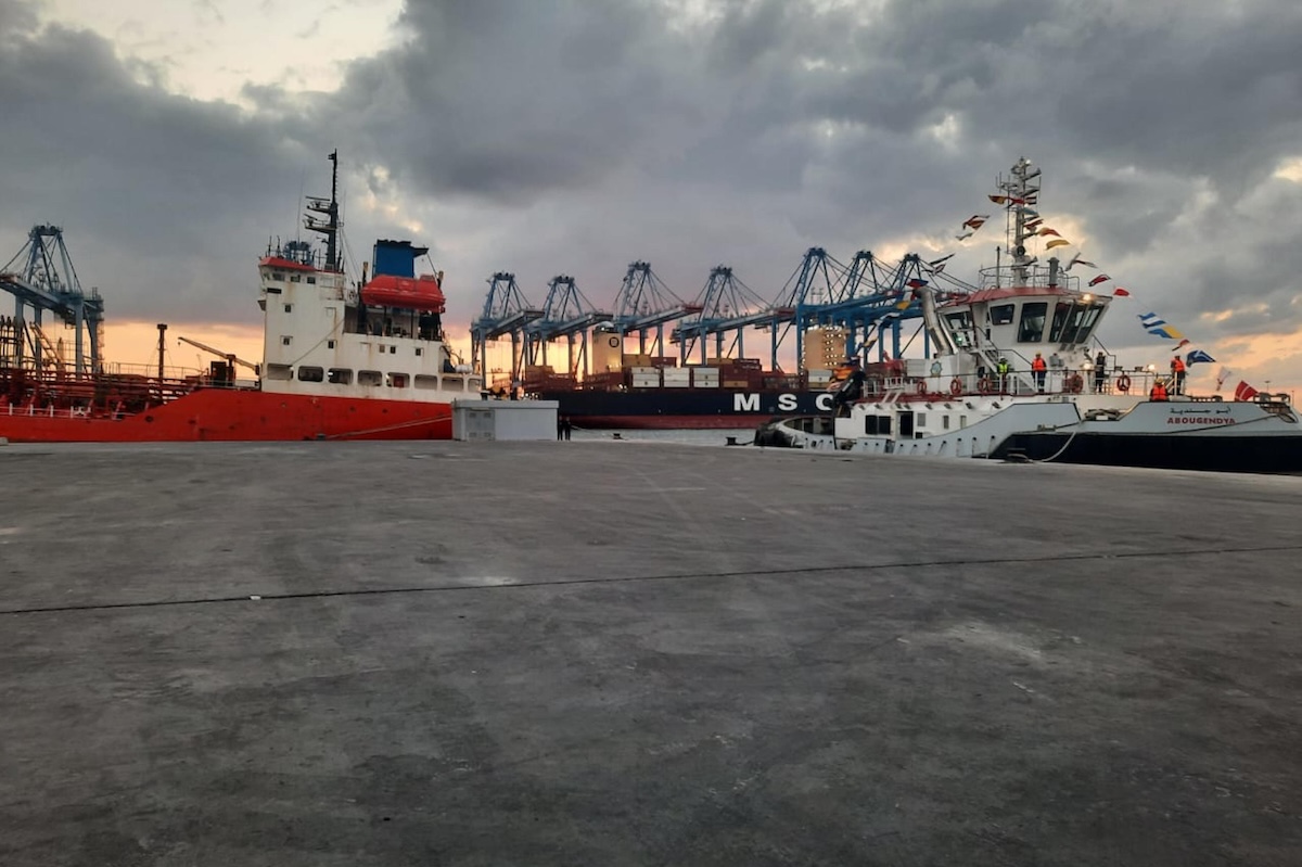Incendio di due navi nel porto di Damietta: sospetti su attacco con drone