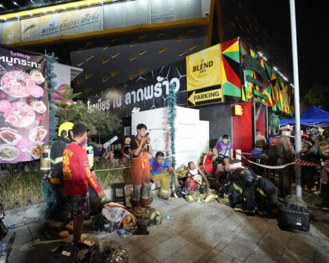 Incendio in un bar a Bangkok: almeno 27 morti e molte persone disperse
