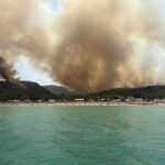 Incendio preoccupante sul Gargano: evacuazione in corso per i turisti in fuga
