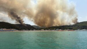Incendio preoccupante sul Gargano: evacuazione in corso per i turisti in fuga
