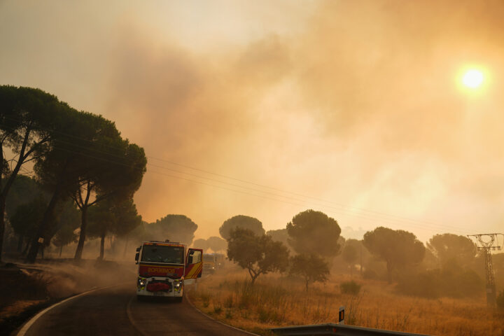 Incontro teso tra Sánchez e Ayuso a Cenicientos mentre Madrid affronta i più grandi incendi della sua storia