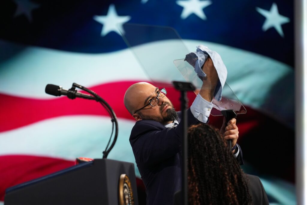 Indagato un operatore del teleprompter di Trump per scommesse illecite sui suoi discorsi