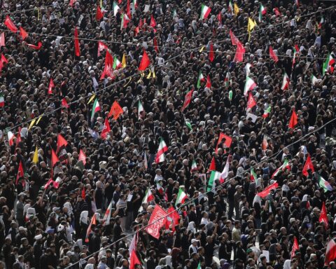 Inizio del funerale di Ali Khamenei a Teheran con attesa di milioni di partecipanti