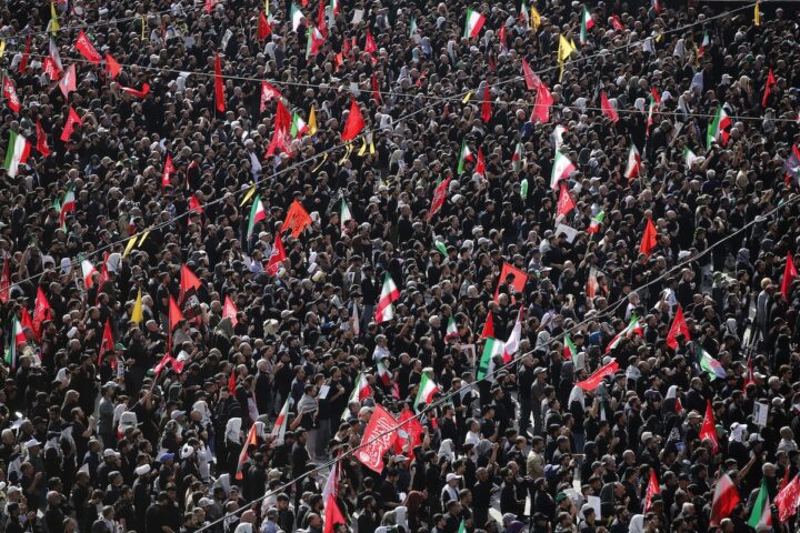 Inizio del funerale di Ali Khamenei a Teheran con attesa di milioni di partecipanti