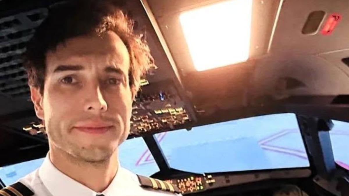 Istruttore di volo si lancia da un aereo in Argentina, allieva atterra da sola