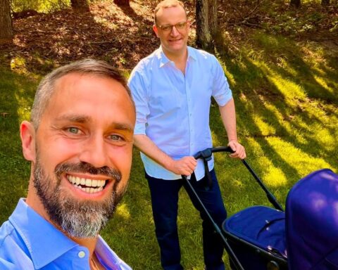 Jens Spahn, il possibile futuro cancelliere della Germania, annuncia la nascita del suo primo figlio