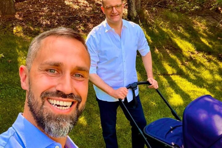 Jens Spahn, il possibile futuro cancelliere della Germania, annuncia la nascita del suo primo figlio