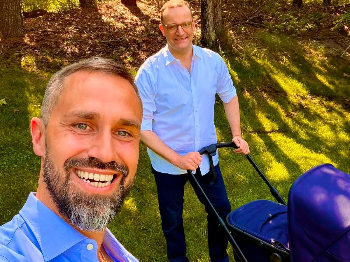 Jens Spahn, il possibile futuro cancelliere della Germania, annuncia la nascita del suo primo figlio