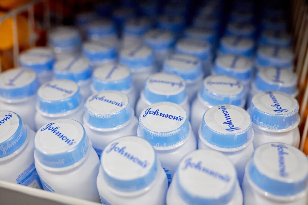 Johnson & Johnson accetta di pagare 5,5 miliardi di dollari per risolvere cause legali sul talco cancerogeno