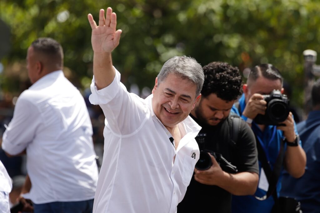 Juan Orlando Hernández torna in Honduras dopo la grazia concessa da Trump negli Stati Uniti