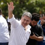 Juan Orlando Hernández torna in Honduras dopo la grazia concessa da Trump negli Stati Uniti