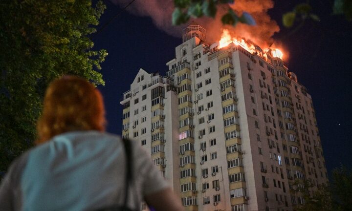 Kiev bersagliata di nuovo: attacco russo provoca almeno 10 morti