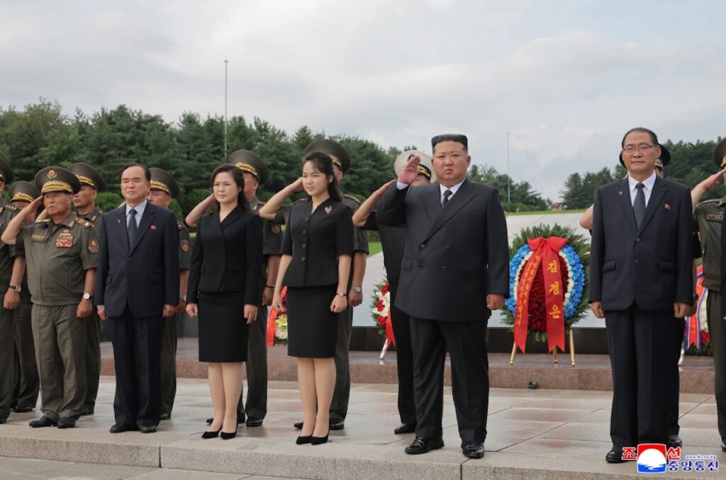 Kim Jong Un celebra l'anniversario dell'armistizio con la Corea del Sud insieme alla figlia Kim Ju Ae