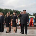 Kim Jong Un celebra l'anniversario dell'armistizio con la Corea del Sud insieme alla figlia Kim Ju Ae