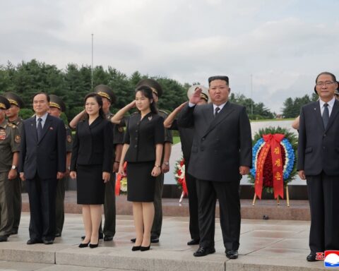 Kim Jong Un celebra l'anniversario dell'armistizio con la Corea del Sud insieme alla figlia Kim Ju Ae