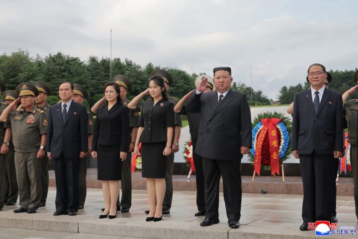 Kim Jong Un celebra l'anniversario dell'armistizio con la Corea del Sud insieme alla figlia Kim Ju Ae