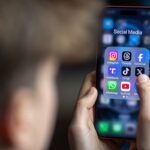 La Francia approva divieto di accesso ai social media per minori di 15 anni
