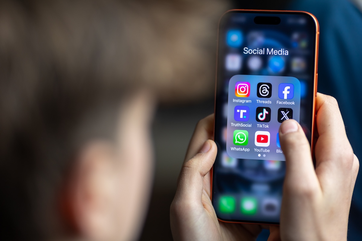 La Francia approva divieto di accesso ai social media per minori di 15 anni