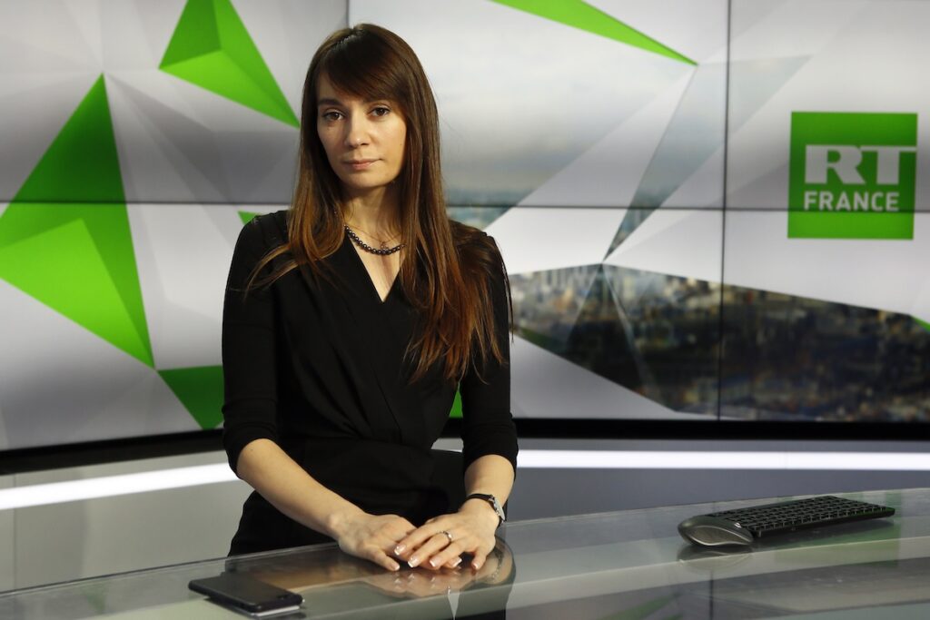 La Francia ordina l’espulsione di Xenia Fedorova, opinionista filorussa della tv francese