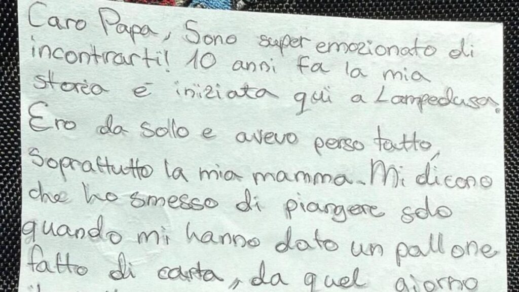 La lettera di un bambino profugo al Papa: "Ho perso tutto, ma il pallone mi ha fatto sorridere"