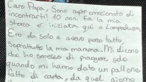 La lettera di un bambino profugo al Papa: "Ho perso tutto, ma il pallone mi ha fatto sorridere"