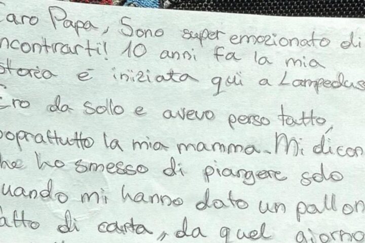 La lettera di un bambino profugo al Papa: "Ho perso tutto, ma il pallone mi ha fatto sorridere"