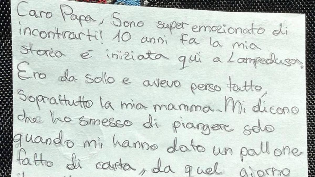 La lettera di un bambino profugo al Papa: "Ho perso tutto, ma il pallone mi ha fatto sorridere"