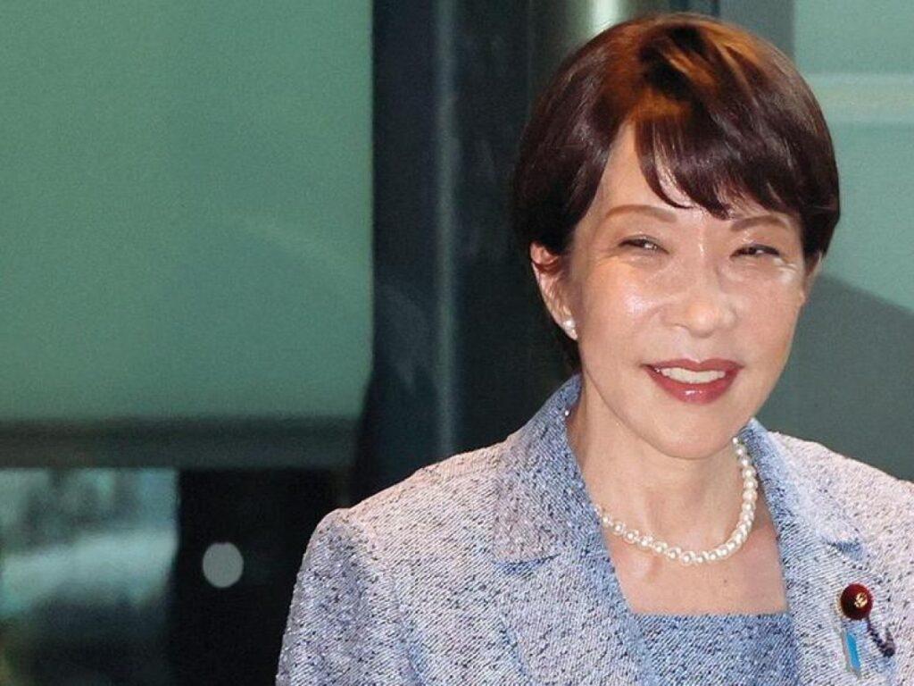 La premier giapponese Sanae Takaichi sotto attacco dopo dichiarazioni sul sonno e crollo nei sondaggi