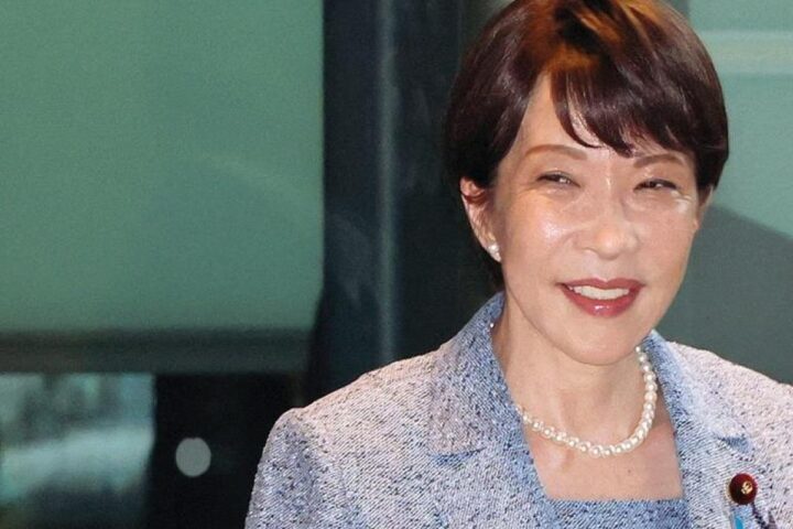 La premier giapponese Sanae Takaichi sotto attacco dopo dichiarazioni sul sonno e crollo nei sondaggi