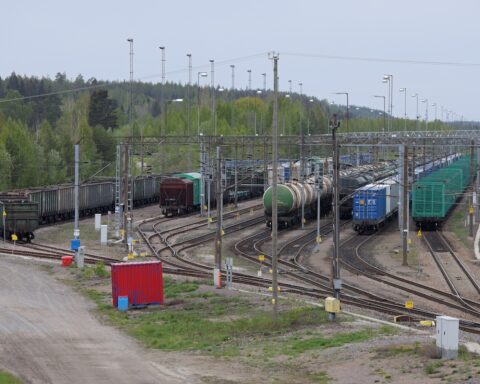 La Russia blocca i transiti ferroviari con Finlandia, Estonia e Lettonia in una chiusura "temporanea"
