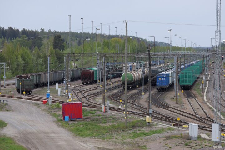 La Russia blocca i transiti ferroviari con Finlandia, Estonia e Lettonia in una chiusura "temporanea"