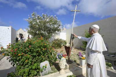 La visita di Leone XIV a Lampedusa per ricordare le vittime delle migrazioni